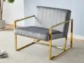 Fauteuil moderne gris velours avec structure dorée, un exemple élégant parmi les différents types de fauteuils pour un salon chic.