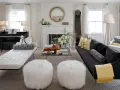 Un salon élégant où l'on peut associer 2 canapés différents : un blanc capitonné et un noir velours, complétés par des poufs blancs moelleux.