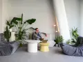 Un homme d'affaires au téléphone dans un coin salon moderne avec des plantes, une idée pour optimiser petit espace.