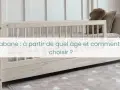 Lit cabane 1 place en bois clair, avec des barreaux et un ours en peluche. Idéal pour une chambre d'enfant.