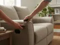 Deux mains actionnent la manivelle pour régler un canapé électrique. Facile à installer, ce fauteuil inclinable électrique est prêt à l'emploi.