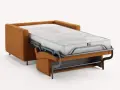 Canapé convertible orange déplié, révélant son matelas confortable. Idéal pour un couchage d'appoint.