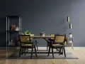 Salle à manger moderne avec chaises en rotin et table en bois. Deux suspensions dorées au-dessus, une étagère noire à gauche. Idées pour comment éclairer une pièce sombre.