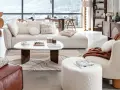 Un confortable salon d'hiver avec un canapé moelleux, une table basse design et une vue panoramique sur les montagnes enneigées.