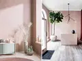 Ambiance douce : quelle couleur avec rose poudré ? Un décor moderne avec des plantes, des vases et un meuble bas.