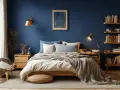 Chambre paisible aux murs bleu nuit, évoquant une **couleur ultraviolet** profonde. Un lit douillet, une chaise confortable et une bibliothèque remplie de livres invitent à la détente.
