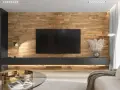 Un salon moderne avec un mur en bois chaleureux servant de **déco derrière télé**. Un meuble bas suspendu et une lampe design complètent l'ensemble.