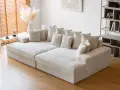 Canapé modulable blanc côtelé, parfait pour un salon cosy. Sa faible hauteur le rend idéal pour un espace moderne.
