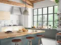 Cuisine feng shui lumineuse avec îlot en bois, tabourets, et grande fenêtre donnant sur la verdure. Harmonie des matériaux et des couleurs.