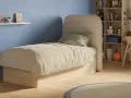 Chambre d'ado avec un matelas confortable, une étagère murale décorée et une bibliothèque remplie de livres et de jouets.