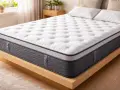 Un matelas neuf, blanc et gris, sur un sommier en bois. Parfait pour savoir si l'on peut dormir sur un matelas neuf sans attendre.