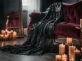 Un canapé de velours rouge profond, drapé d'une étoffe noire en dentelle, baigné par la lueur de bougies. Ambiance style boudoir chic.