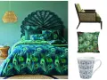 Décoration intérieure aux motifs de plume de paon : literie, coussins, fauteuil et mug.