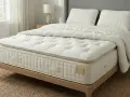 Un matelas ressorts ensachés mousse à mémoire de forme, prêt à vous offrir un sommeil réparateur.