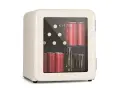 Mini-frigo Klarstein rempli de canettes rouges et de bouteilles. Son fonctionnement est silencieux, idéal pour un faible niveau sonore d'un frigo.