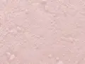 Texture de poudre rose pâle, parsemée de petites billes. Une question se pose : quelle couleur va avec le rose ?