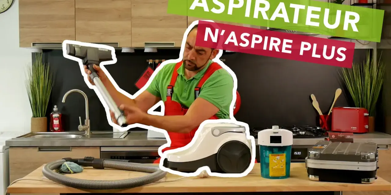 Un homme en salopette rouge examine un aspirateur, perplexe. Le texte superposé indique "ASPIRATEUR N'ASPIRE PLUS".