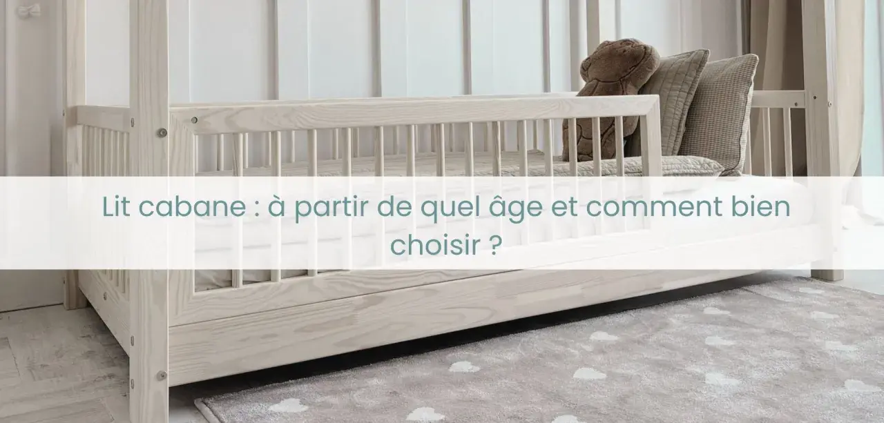 Lit cabane 1 place en bois clair, avec des barreaux et un ours en peluche. Idéal pour une chambre d'enfant.