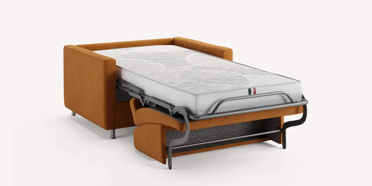 Canapé convertible orange déplié, révélant son matelas confortable. Idéal pour un couchage d'appoint.