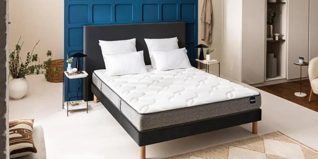 Un matelas Bultex, avec ses avantages de confort et ses inconvénients potentiels, est présenté dans une chambre moderne.