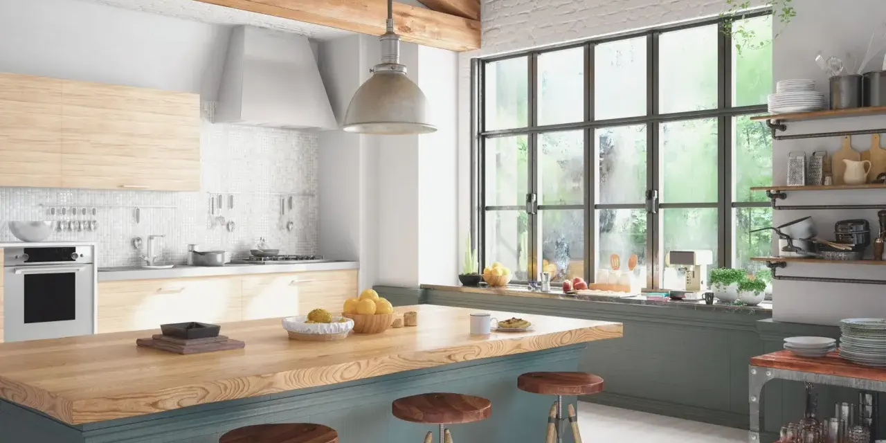 Cuisine feng shui lumineuse avec îlot en bois, tabourets, et grande fenêtre donnant sur la verdure. Harmonie des matériaux et des couleurs.