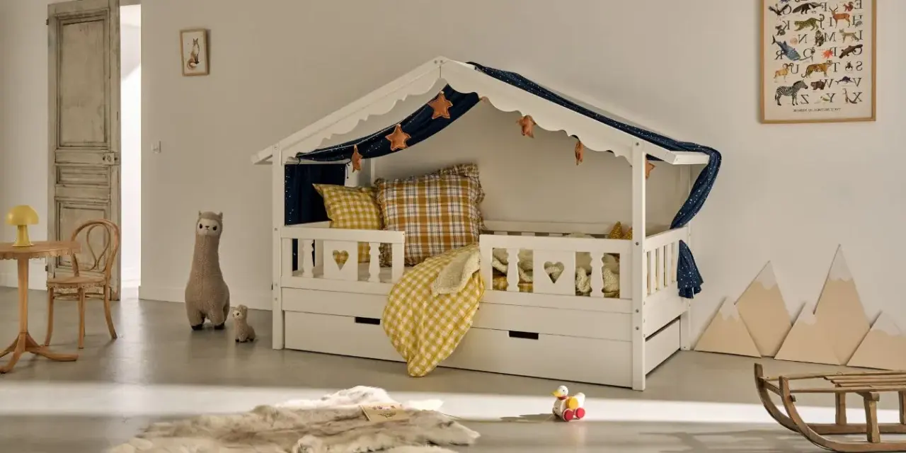 Lit cabane à partir de quel âge ? Ce lit blanc avec des barreaux en forme de cœur est parfait pour les petits dès 2 ans.