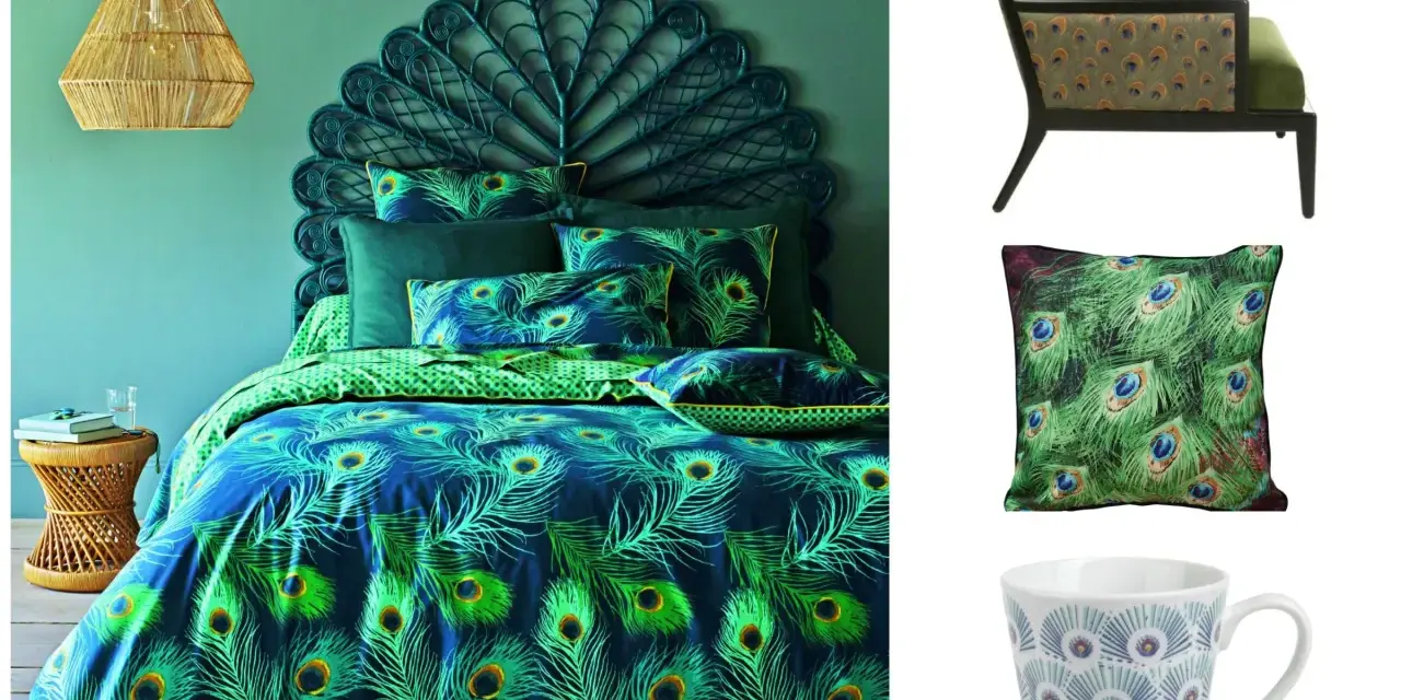 Décoration intérieure aux motifs de plume de paon : literie, coussins, fauteuil et mug.