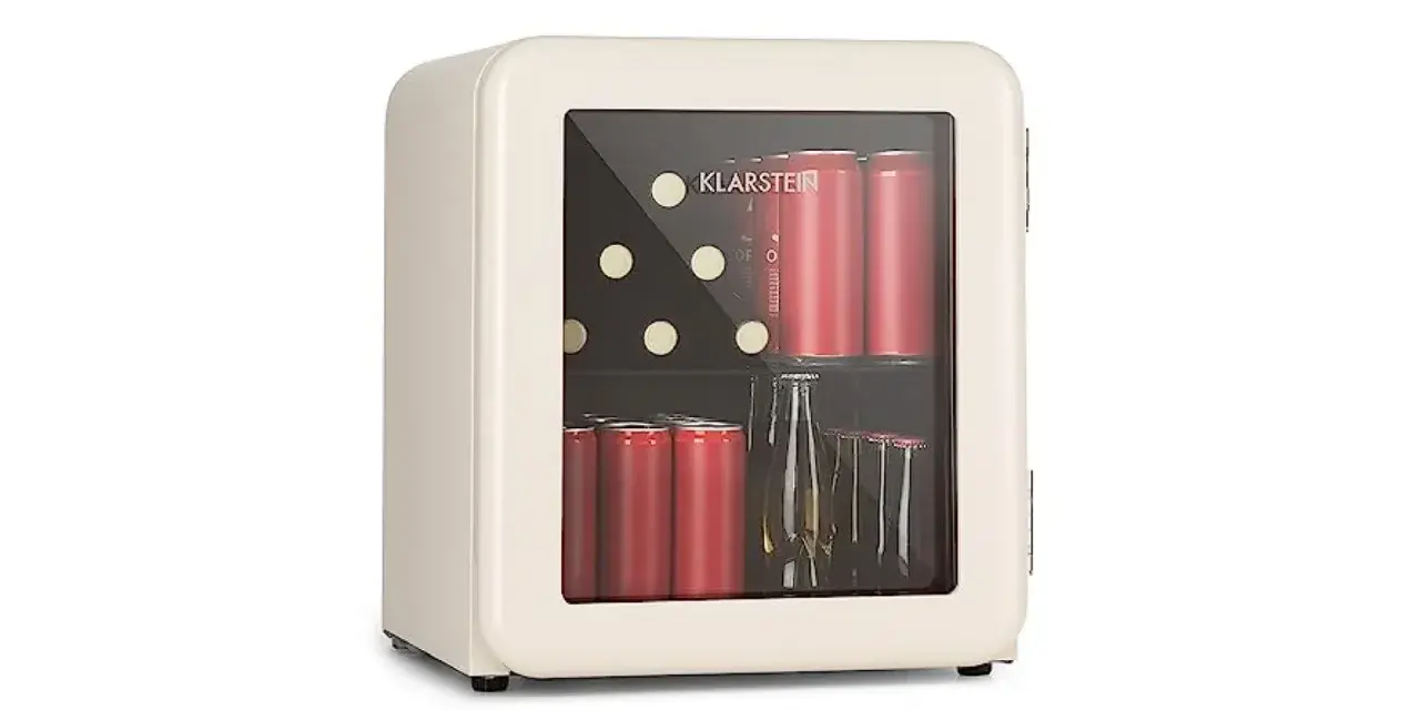 Mini-frigo Klarstein rempli de canettes rouges et de bouteilles. Son fonctionnement est silencieux, idéal pour un faible niveau sonore d'un frigo.