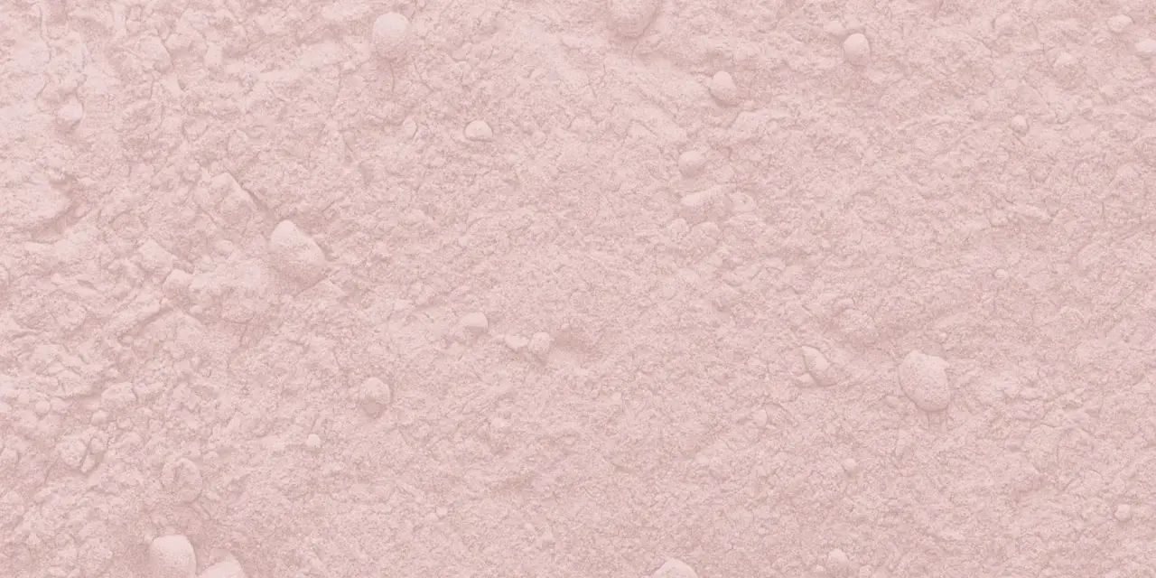 Texture de poudre rose pâle, parsemée de petites billes. Une question se pose : quelle couleur va avec le rose ?