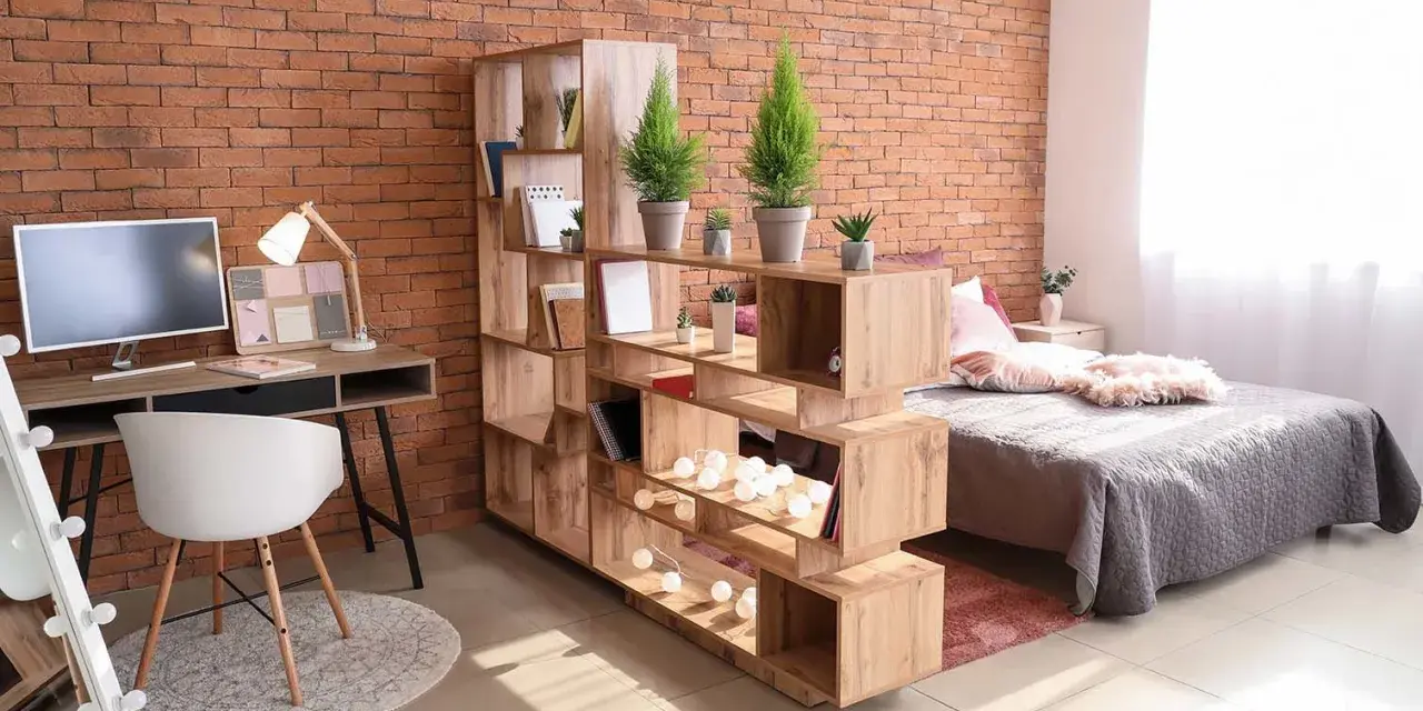 Étagère modulable en bois pour séparer une pièce en deux sans travaux, créant un espace bureau et un coin nuit.