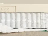 Coupe d'un matelas montrant les ressorts ensachés et la couche de latex. Comprendre la structure aide à savoir pourquoi mon matelas neuf se creuse.