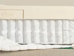 Coupe d'un matelas montrant les ressorts ensachés et la couche de latex. Comprendre la structure aide à savoir pourquoi mon matelas neuf se creuse.