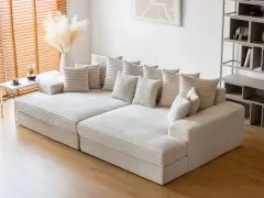 Canapé modulable blanc côtelé, parfait pour un salon cosy. Sa faible hauteur le rend idéal pour un espace moderne.