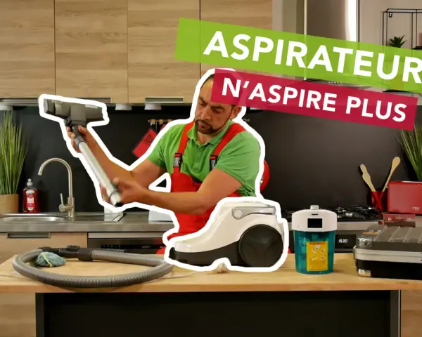 Un homme en salopette rouge examine un aspirateur, perplexe. Le texte superposé indique "ASPIRATEUR N'ASPIRE PLUS".