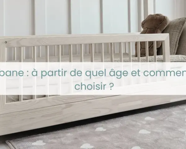 Lit cabane 1 place en bois clair, avec des barreaux et un ours en peluche. Idéal pour une chambre d'enfant.