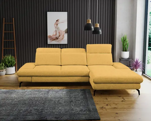 Un salon moderne avec un canapé jaune moutarde, un tapis gris foncé et des plantes vertes. Quelle couleur associer avec un canapé jaune moutarde ? Le gris est une excellente option.