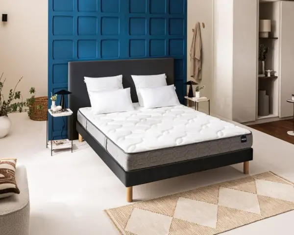 Un matelas Bultex, avec ses avantages de confort et ses inconvénients potentiels, est présenté dans une chambre moderne.