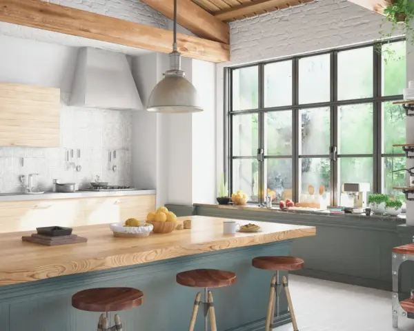 Cuisine feng shui lumineuse avec îlot en bois, tabourets, et grande fenêtre donnant sur la verdure. Harmonie des matériaux et des couleurs.