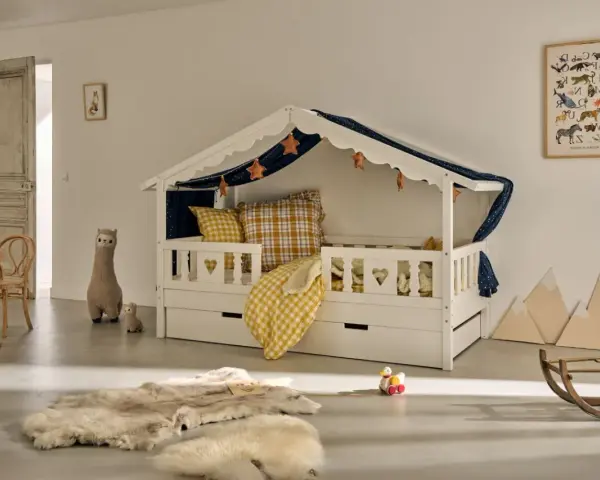 Lit cabane à partir de quel âge ? Ce lit blanc avec des barreaux en forme de cœur est parfait pour les petits dès 2 ans.