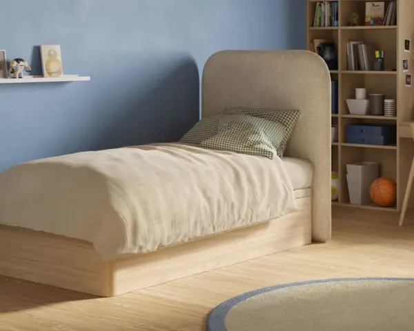 Chambre d'ado avec un matelas confortable, une étagère murale décorée et une bibliothèque remplie de livres et de jouets.