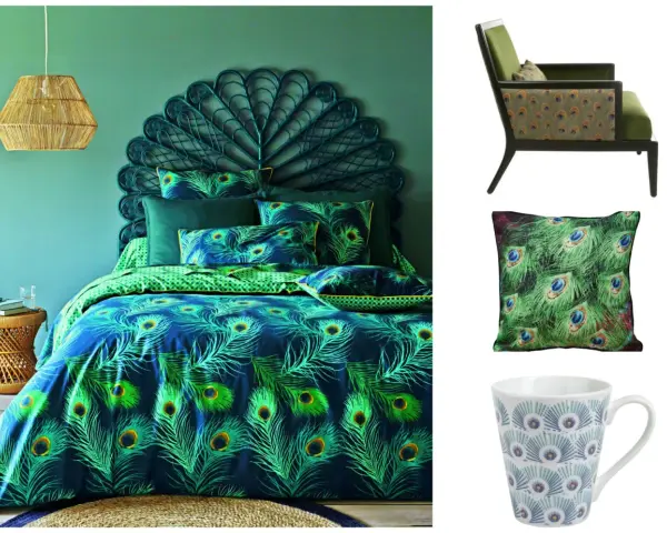 Décoration intérieure aux motifs de plume de paon : literie, coussins, fauteuil et mug.
