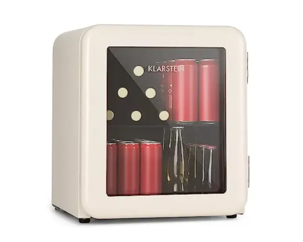 Mini-frigo Klarstein rempli de canettes rouges et de bouteilles. Son fonctionnement est silencieux, idéal pour un faible niveau sonore d'un frigo.