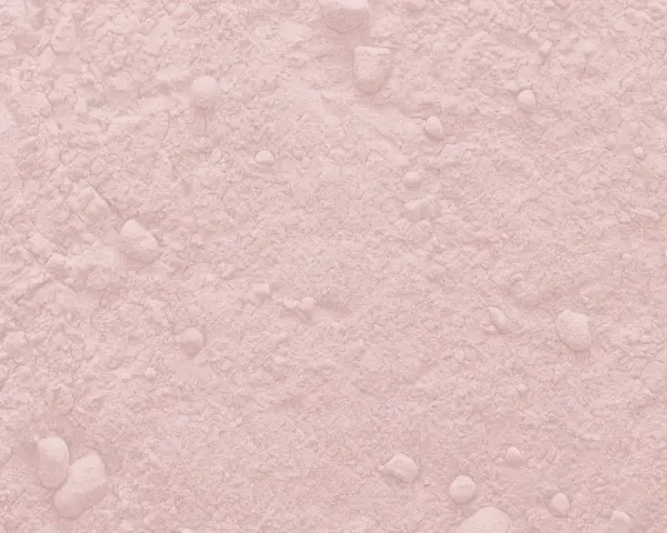 Texture de poudre rose pâle, parsemée de petites billes. Une question se pose : quelle couleur va avec le rose ?