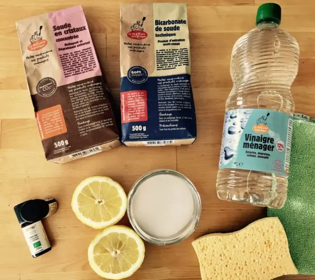 Kit de nettoyage écologique : bicarbonate de soude, vinaigre ménager, cristaux de soude, citron, huile essentielle de lavande. Idéal pour éliminer l'odeur de pipi de chat dans une pièce.