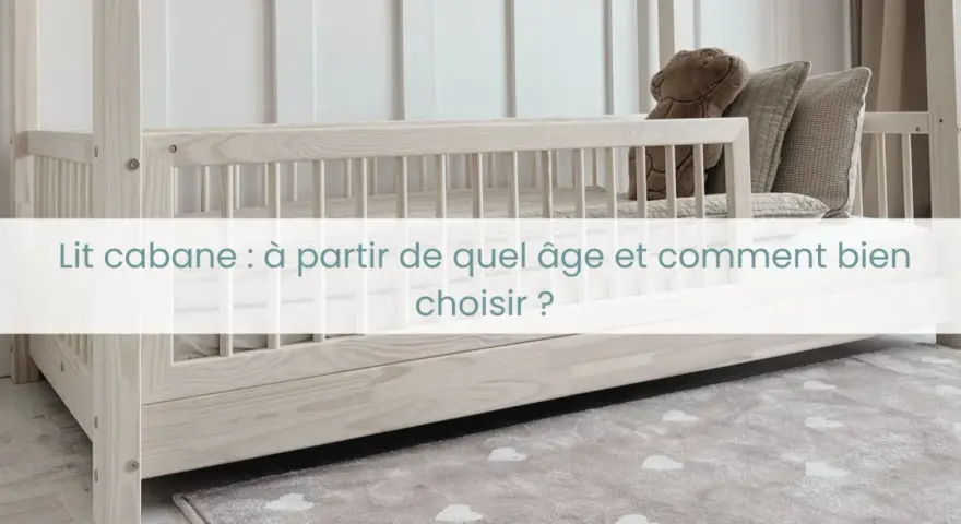 Lit cabane 1 place en bois clair, avec des barreaux et un ours en peluche. Idéal pour une chambre d'enfant.
