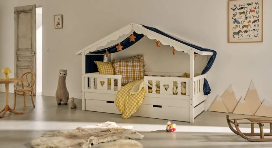 Lit cabane à partir de quel âge ? Ce lit blanc avec des barreaux en forme de cœur est parfait pour les petits dès 2 ans.