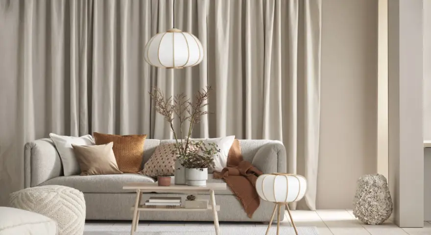 Quelle deco avec canapé gris clair : coussins texturés, plaid ocre, table basse en bois, lampes douces. Ambiance cosy et naturelle.