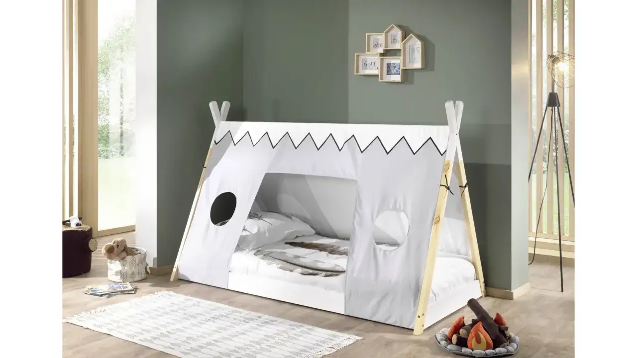 Lit cabane &agrave; partir de quel &acirc;ge ? Ce lit tipi blanc avec motifs de plumes invite &agrave; l'aventure d&egrave;s 3 ans.