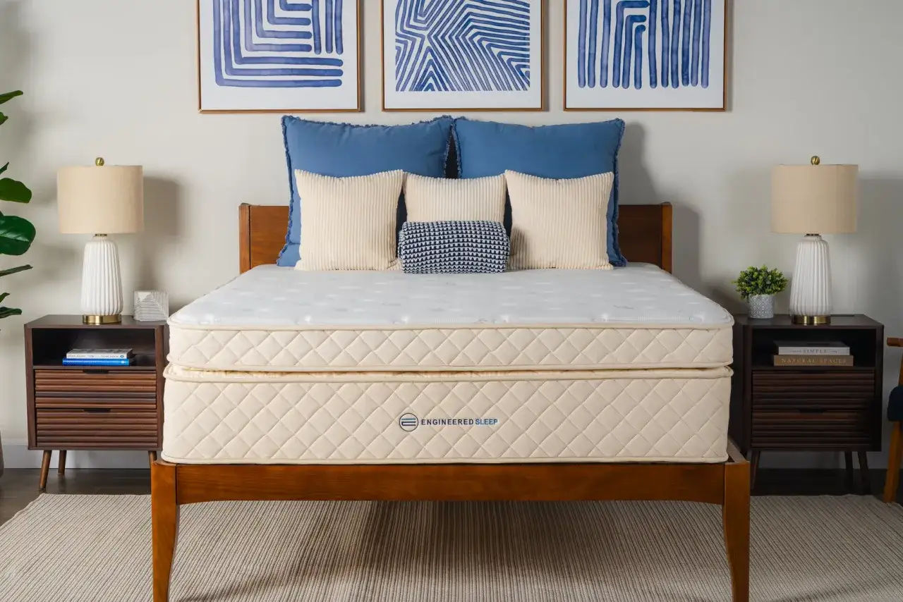 Un lit douillet avec un matelas neuf, prêt pour une nuit de sommeil réparateur. Peut-on dormir sur un matelas neuf ? Absolument !