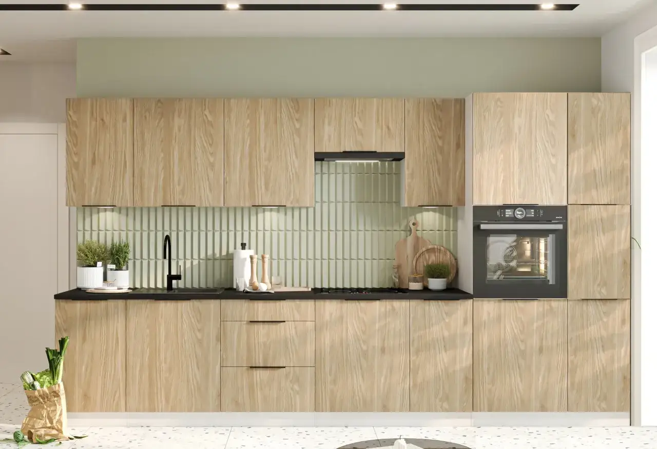 Cuisine moderne avec placards en bois clair. Le four encastrable est visible, illustrant la diff&eacute;rence entre encastrable et int&eacute;grable.